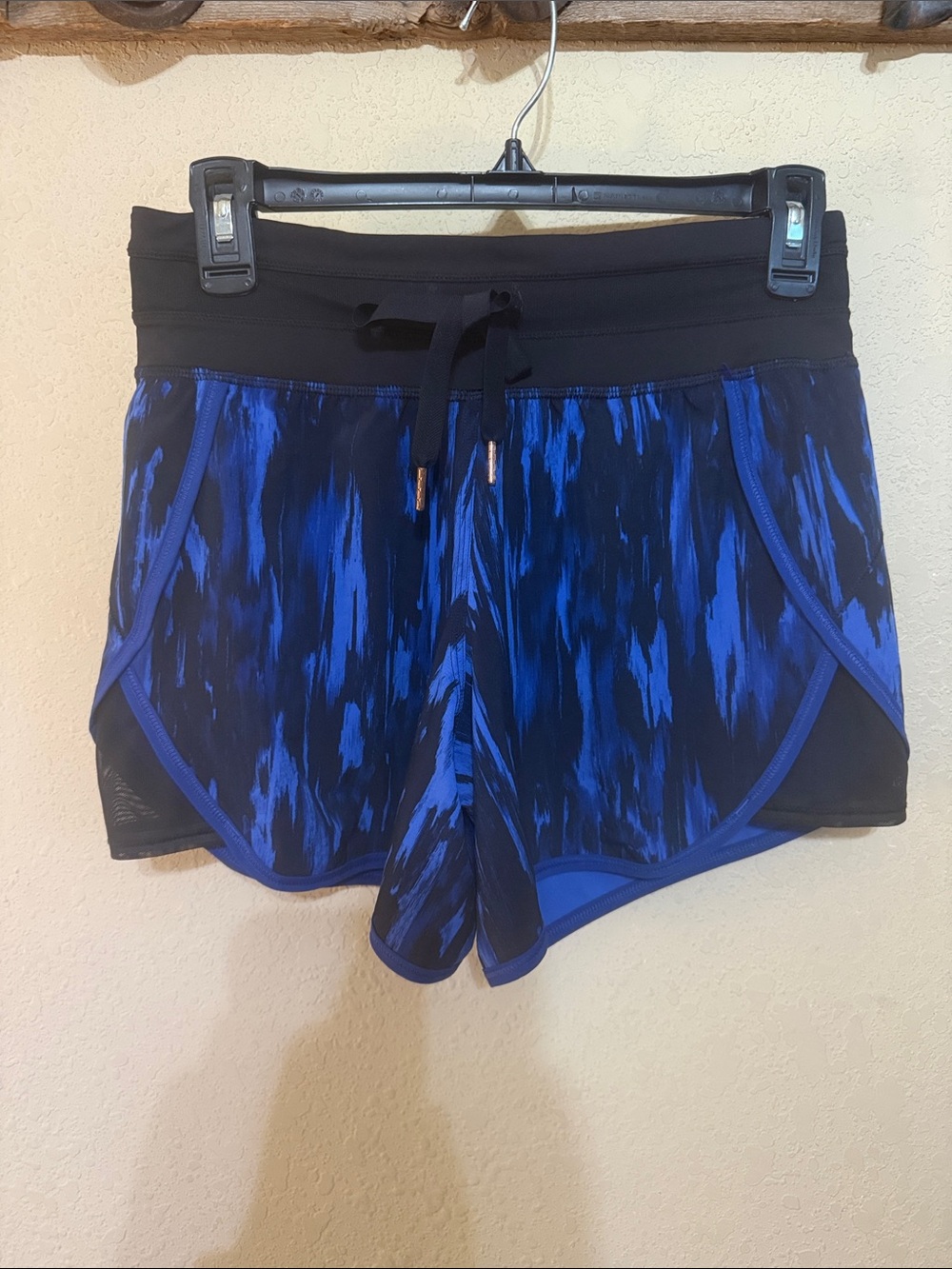 lululemon athletica kanto catch me Blue and Black Printed Athletic Shorts